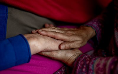 Atemquelle_Bildung_Einführung-in-Palliative-Atemtherapie_Hände-die-Hände-berühren_(c)Victoria-Rüf